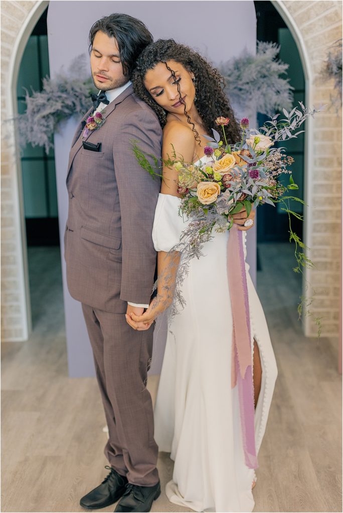 White Iron Ridge Modern Mauve Wedding Inspiration | Kelsey Alumbaugh Photography | #whiteironridge #whiteironridgeweddings #kcweddings #kansascitywedding #kcweddingvenue