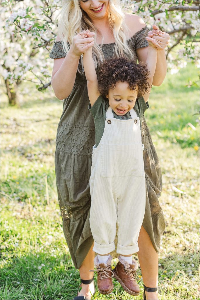 Dougherty motherhood session | Spring apple blossoms Cider Hill Family Orchard | Kelsey Alumbaugh Photography | #appleblossomsession #springmotherhoodphotos #motherhoodphotos #appleblossoms #kcappleblossom 
