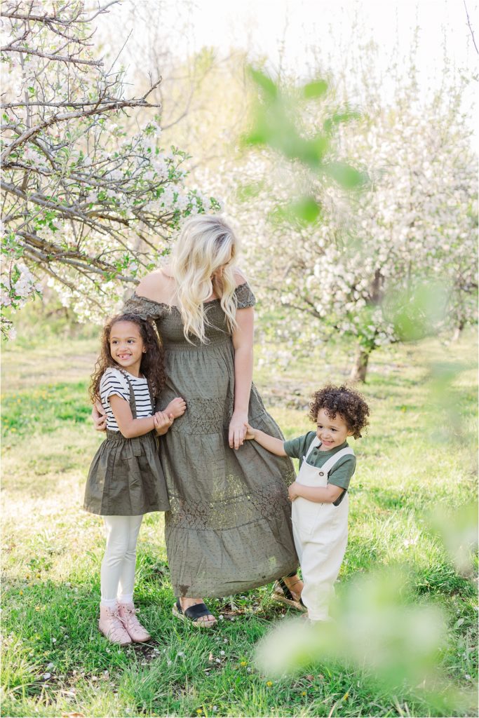 Dougherty motherhood session | Spring apple blossoms Cider Hill Family Orchard | Kelsey Alumbaugh Photography | #appleblossomsession #springmotherhoodphotos #motherhoodphotos #appleblossoms #kcappleblossom 