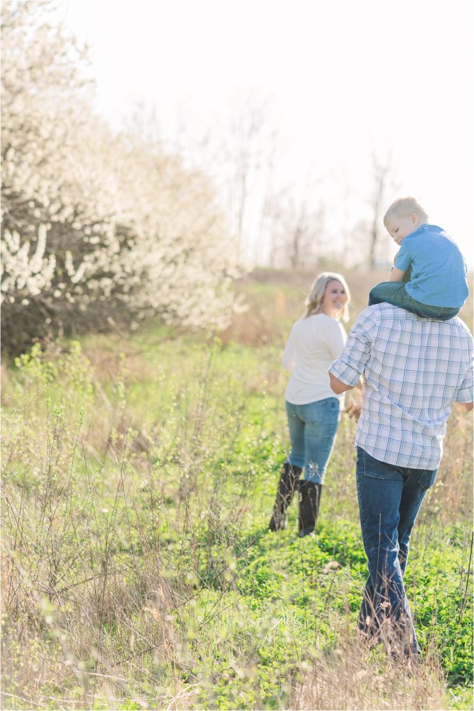 Alumbaugh Family | Spring family mini session 2021 | Kelsey Alumbaugh Photography | #kcfamilyphotos #kcspringphotos #springfamilyphotos 