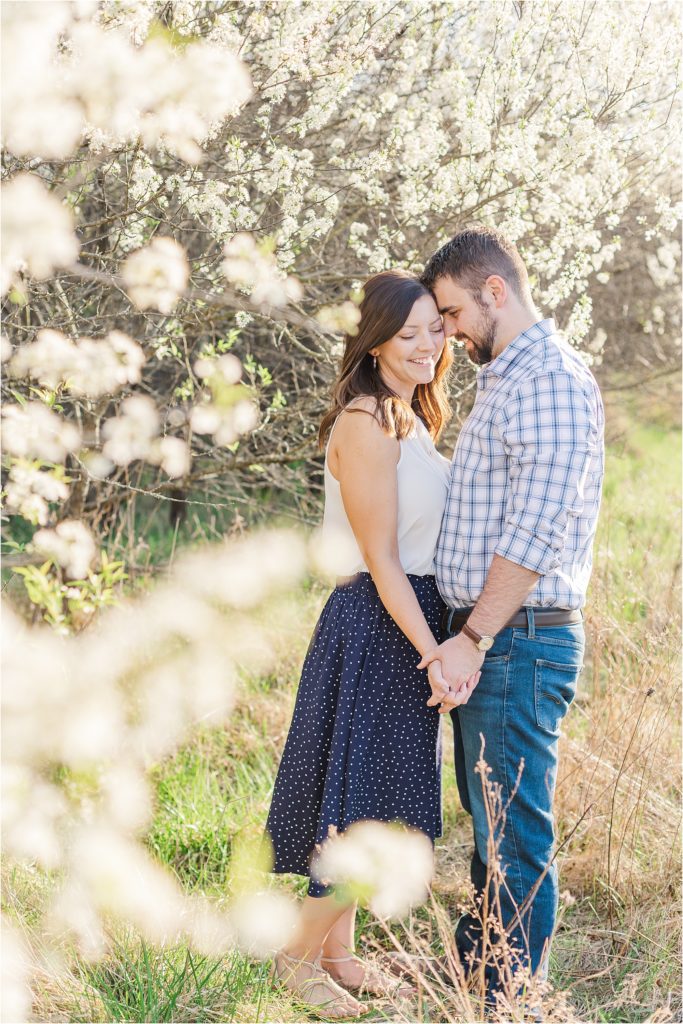 Ashlyn + Ryan | Spring couples photos 2021 mini session | Kelsey Alumbaugh Photography | #kcengagement #kcwedding #kcweddingphotography #kcspringphotos 
