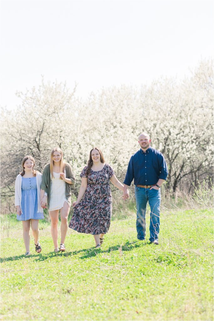 Hackler family | Spring blooms family photos Kelsey Alumbaugh Photography | #springfamilyphotos #springphotos #kcfamilyphotos #kcfamilyphotographer