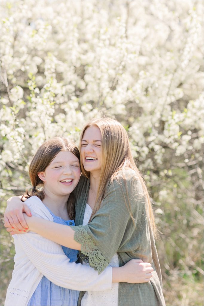 Hackler family | Spring blooms family photos Kelsey Alumbaugh Photography | #springfamilyphotos #springphotos #kcfamilyphotos #kcfamilyphotographer