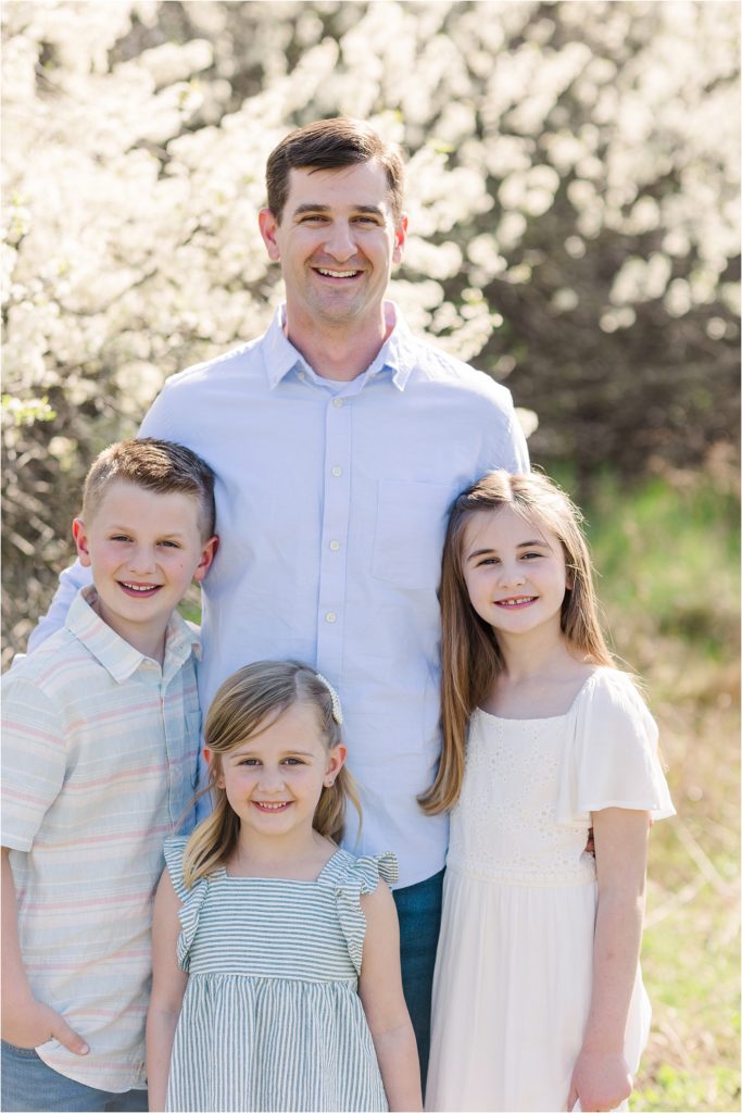 Harrington Family | Spring family photos 2021 mini sessions | Kelsey Alumbaugh Photography | #kcfamilyphotos #familyphotographer #springphotos #springfamilyphotos