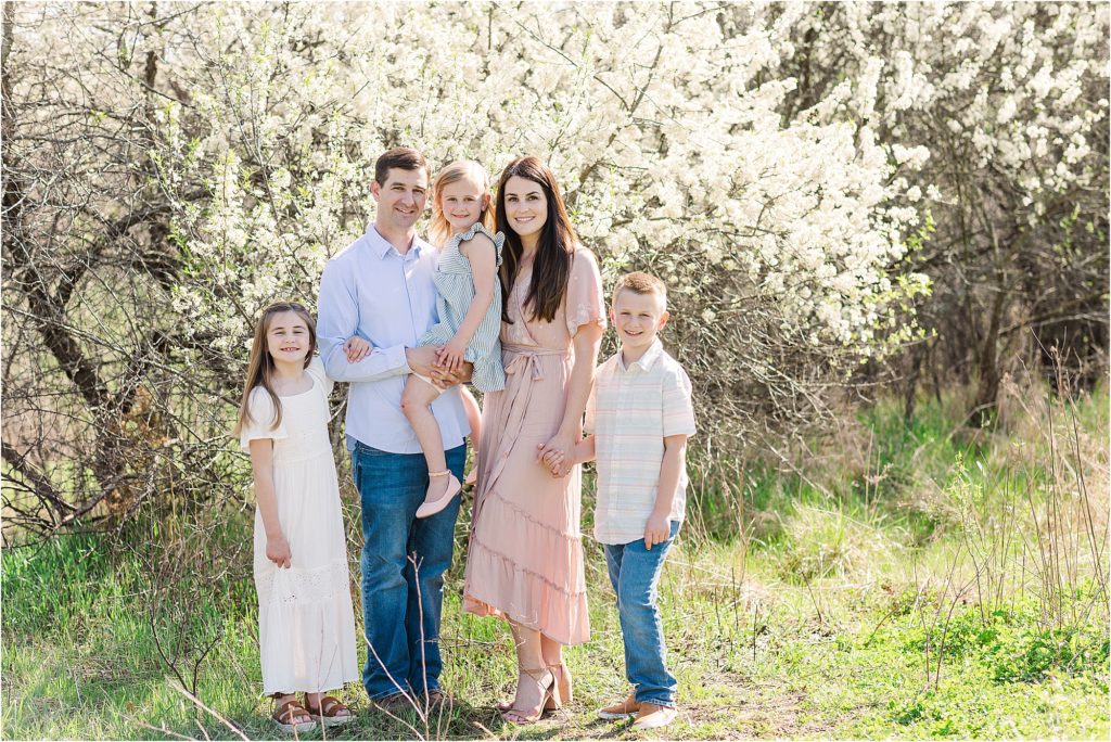 Harrington Family | Spring family photos 2021 mini sessions | Kelsey Alumbaugh Photography | #kcfamilyphotos #familyphotographer #springphotos #springfamilyphotos