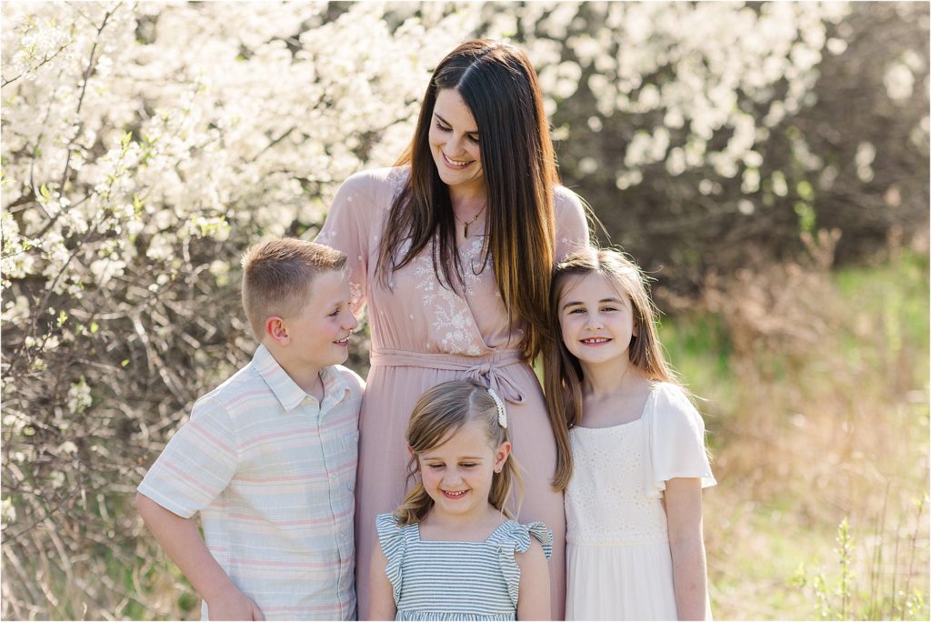 Harrington Family | Spring family photos 2021 mini sessions | Kelsey Alumbaugh Photography | #kcfamilyphotos #familyphotographer #springphotos #springfamilyphotos