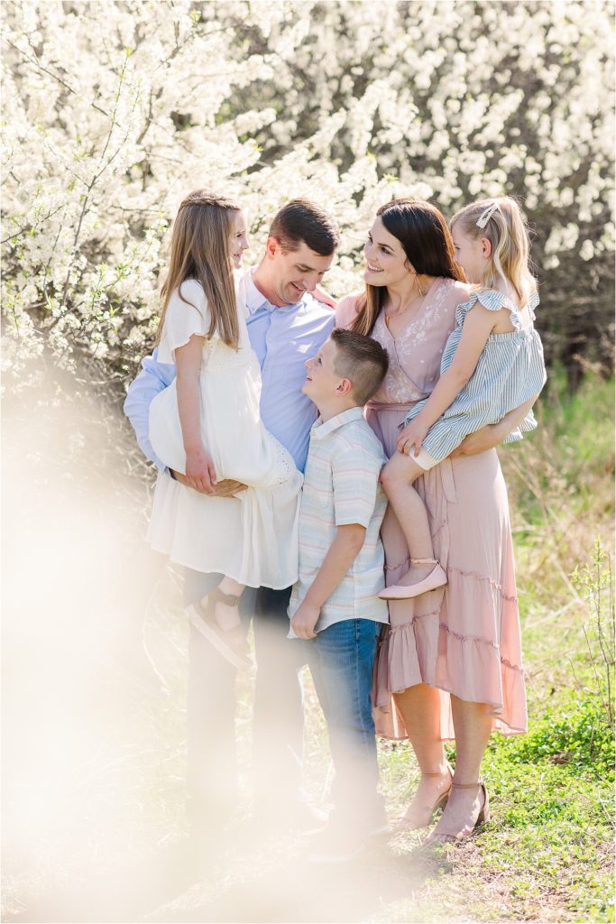 Harrington Family | Spring family photos 2021 mini sessions | Kelsey Alumbaugh Photography | #kcfamilyphotos #familyphotographer #springphotos #springfamilyphotos