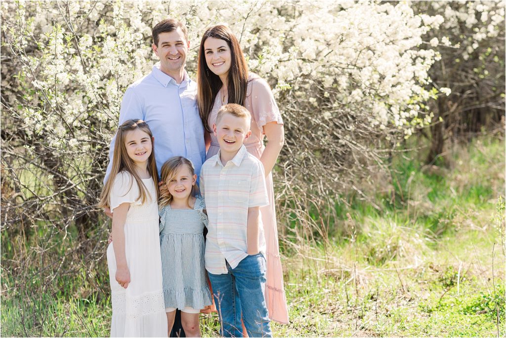 Harrington Family | Spring family photos 2021 mini sessions | Kelsey Alumbaugh Photography | #kcfamilyphotos #familyphotographer #springphotos #springfamilyphotos