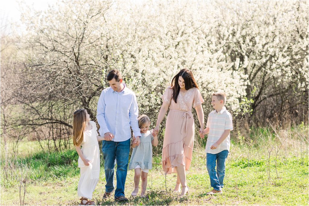 Harrington Family | Spring family photos 2021 mini sessions | Kelsey Alumbaugh Photography | #kcfamilyphotos #familyphotographer #springphotos #springfamilyphotos