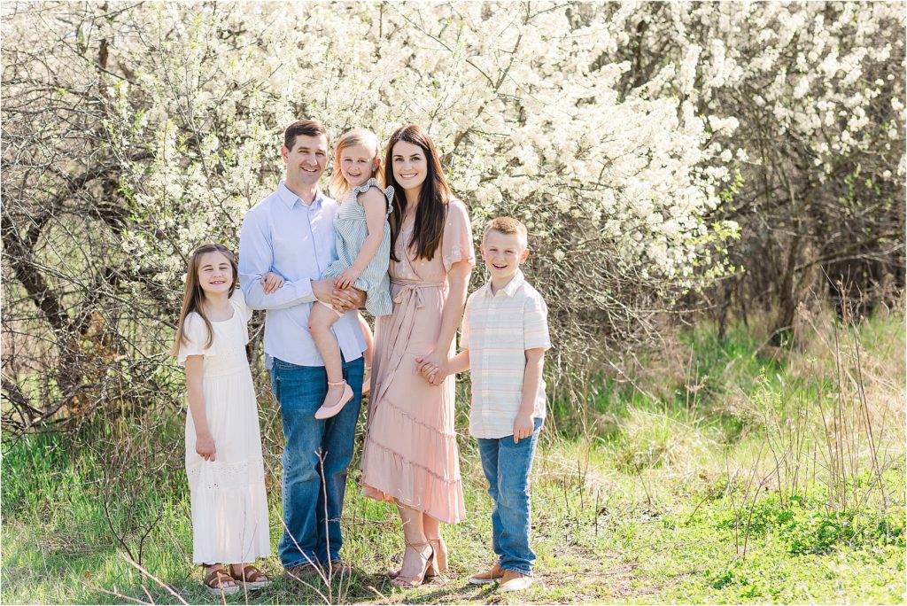 Harrington Family | Spring family photos 2021 mini sessions | Kelsey Alumbaugh Photography | #kcfamilyphotos #familyphotographer #springphotos #springfamilyphotos