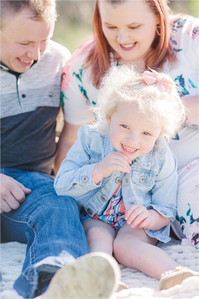 Johnson Family | 2021 Spring family mini session | Kelsey Alumbaugh Photography | #springfamilyphotos #kcfamilyphotos #kcphotographer #springphotos 
