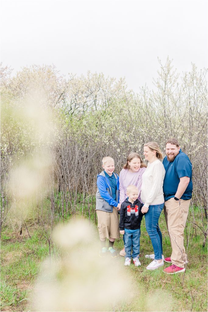 Koehn Family - Spring 2021 Mini Session | Kelsey Alumbaugh Photography | #springfamilyphotos #springphotos #familyphotos #kcphotographer