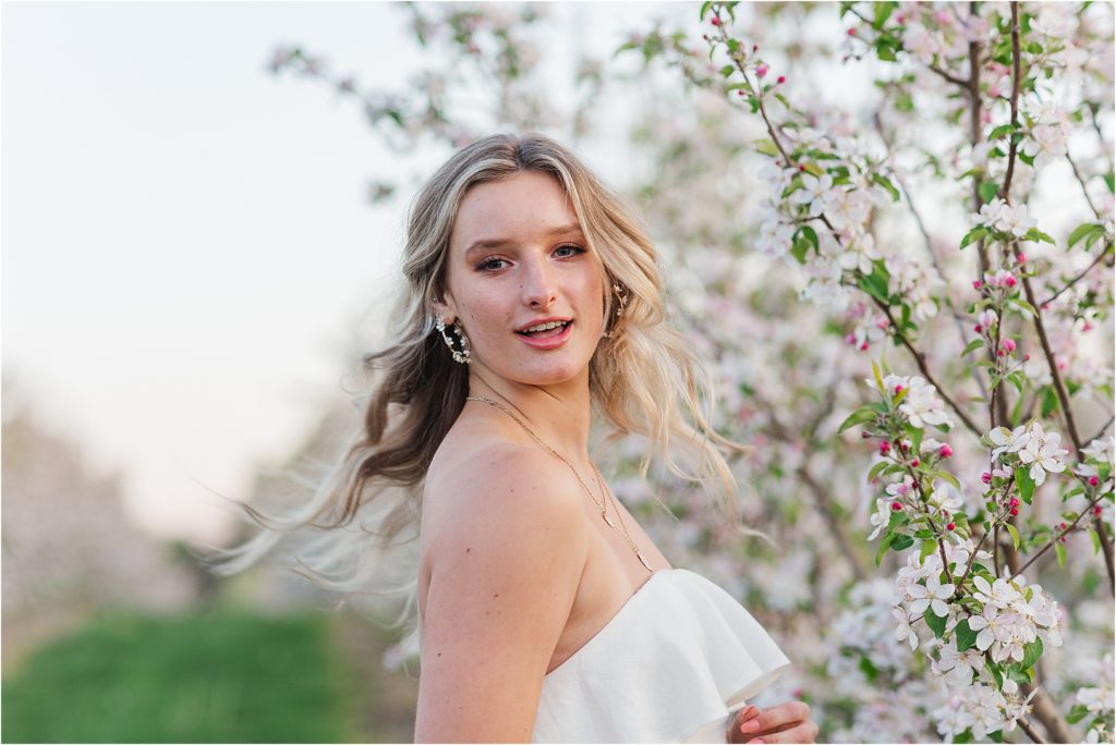 Emma | Cider Hill Family Orchard apple blossom senior photos | | Kelsey Alumbaugh Photography | #appleblossomsession #springseniorphotos #seniorphotos #appleblossoms #kcappleblossom