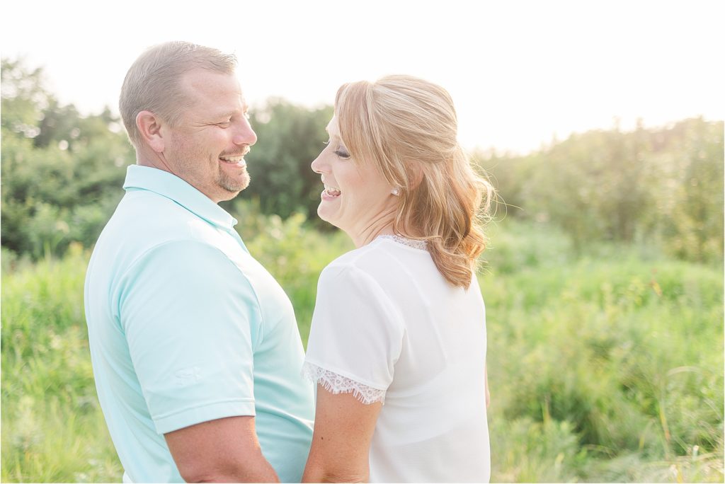 Missouri farm engagement session | Midwest wedding photographer | Rachel + Jason | Kelsey Alumbaugh Photography | #kcweddingphotographer #engagmentphotos #engagmentphotography 