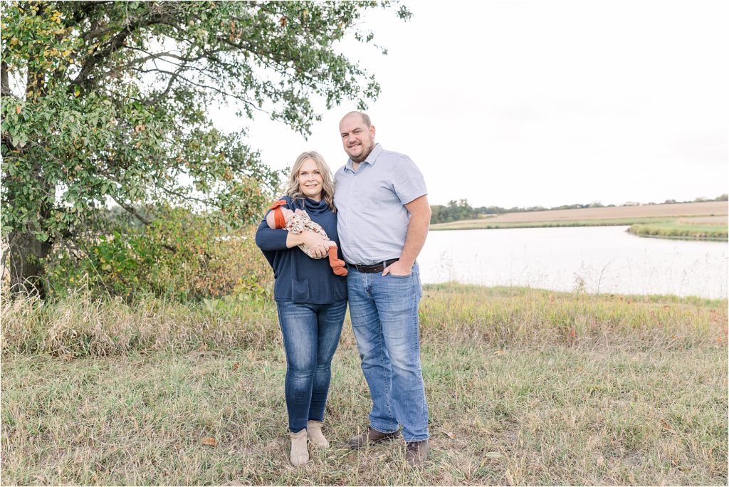 Missouri farm family session | The Lovercamp Family | Missouri family photographer | Kelsey Alumbaugh Photography | #missourifamilyphotographer #midwestfamilyphotos #familyphotography 