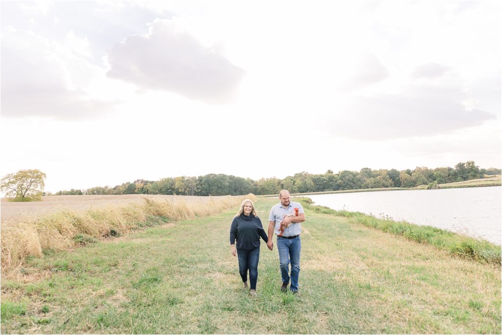 Missouri farm family session | The Lovercamp Family | Missouri family photographer | Kelsey Alumbaugh Photography | #missourifamilyphotographer #midwestfamilyphotos #familyphotography 