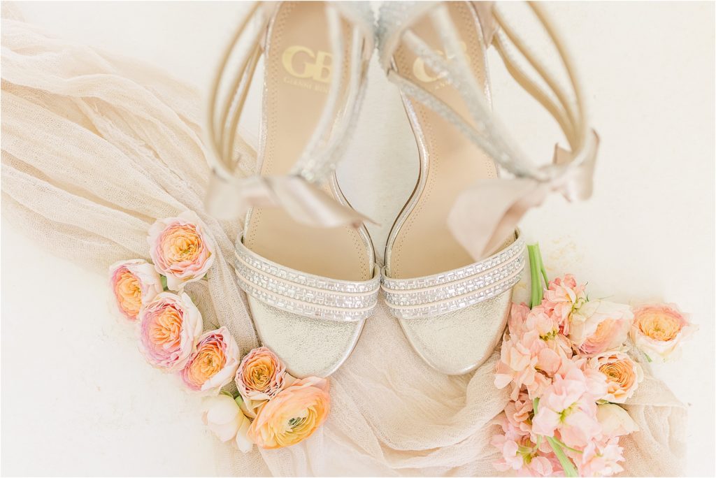 gorgeous wedding heels with flowers. Westwind Hills luxury wedding inspiration | Kelsey Alumbaugh Photography | #weddinginspiration #luxurywedding #stlouisweddingphotography #stlwedding #styledshootsacrossamerica