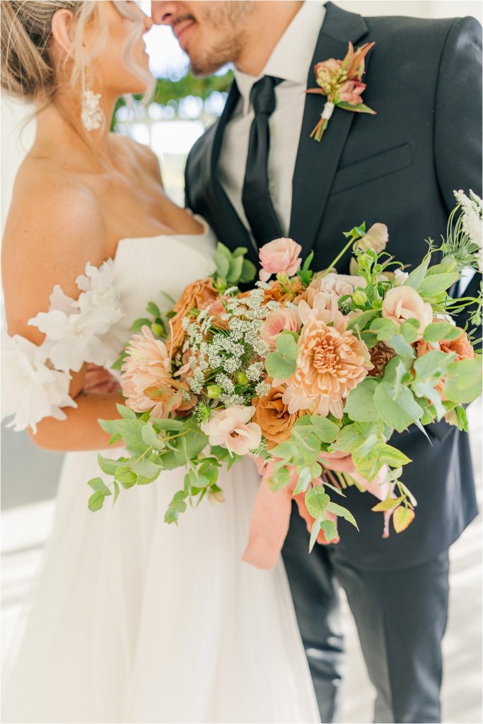 blush and green bridal bouquet Westwind Hills luxury wedding inspiration | Kelsey Alumbaugh Photography | #weddinginspiration #luxurywedding #stlouisweddingphotography #stlwedding #styledshootsacrossamerica