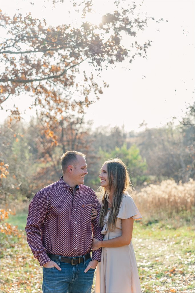 Fall midwest engagement session | Maple Leaf Lake | Haylee + Blake | Kelsey Alumbaugh Photography | #midwestengagementphotographer #missouriengagement #missouriwedding #engagementring 