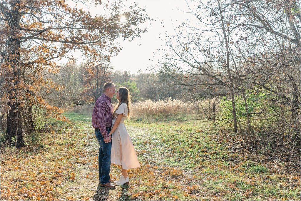 Fall midwest engagement session | Maple Leaf Lake | Haylee + Blake  | Kelsey Alumbaugh Photography | #midwestengagementphotographer #missouriengagement #missouriwedding #engagementring 