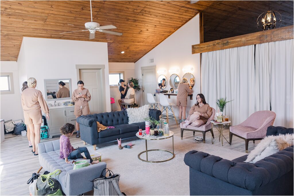 bride and bridesmaids getting ready in bridal suite at Eagle Bluff Ranch, Waverly, Mo - Haylee + Blake | Missouri River spring wedding | Kansas City wedding photographer | Kelsey Alumbaugh Photogrpahy | #kansascitywedding #missouriweddingphotographer #missourispringwedding
