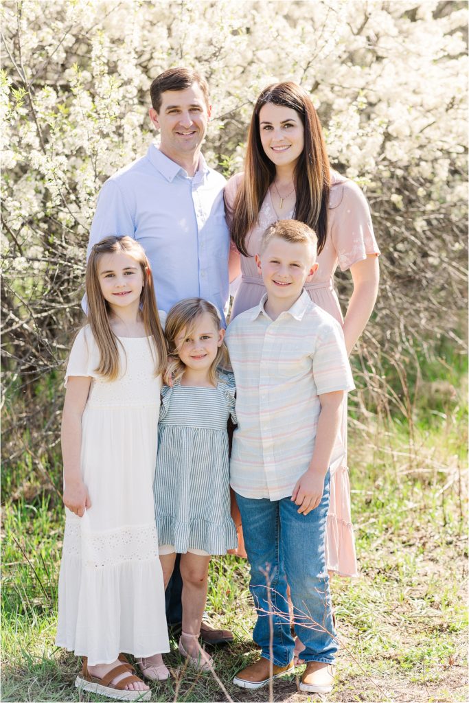 Harrington Family | Spring family photos 2021 mini sessions | Kelsey Alumbaugh Photography | #kcfamilyphotos #familyphotographer #springphotos #springfamilyphotos