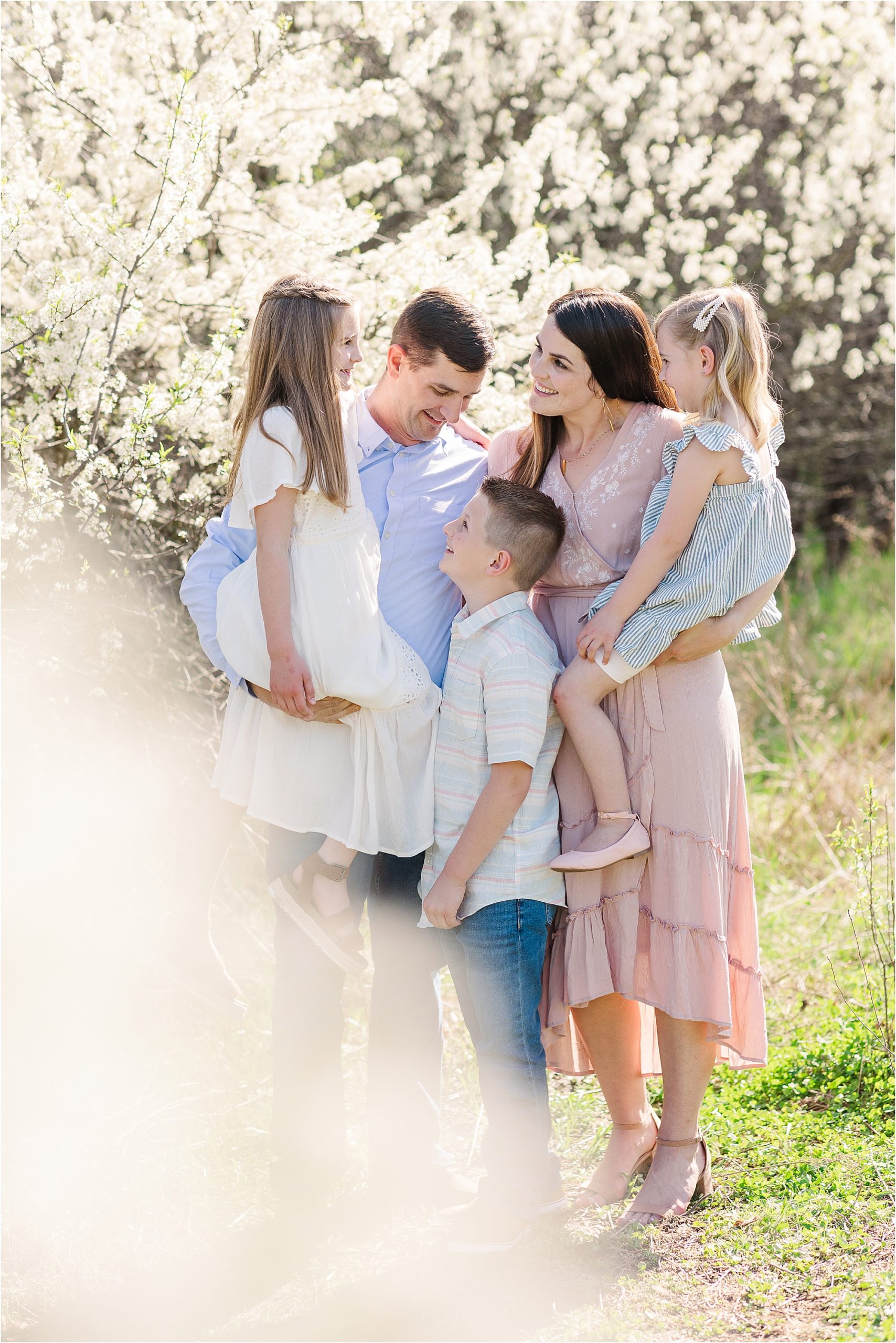 Harrington Family | Spring family photos 2021 mini sessions | Kelsey Alumbaugh Photography | #kcfamilyphotos #familyphotographer #springphotos #springfamilyphotos