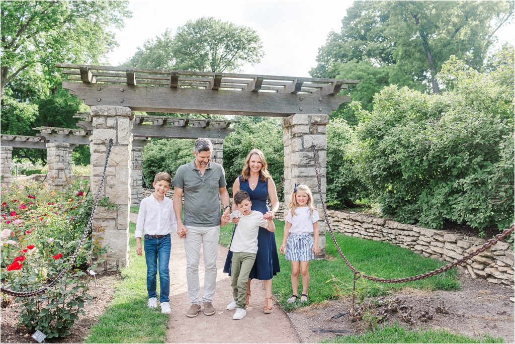 Loose Park Rose Garden family session | Kansas City, MO Photographer | Pfaff Family | Kelsey Alumbaugh Photographer | #loosepark #looseparkfamilyphotos #kcphotographer 